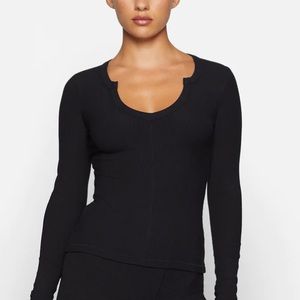Skims Split Neck Long Sleeve. Onyx. Size XXS.